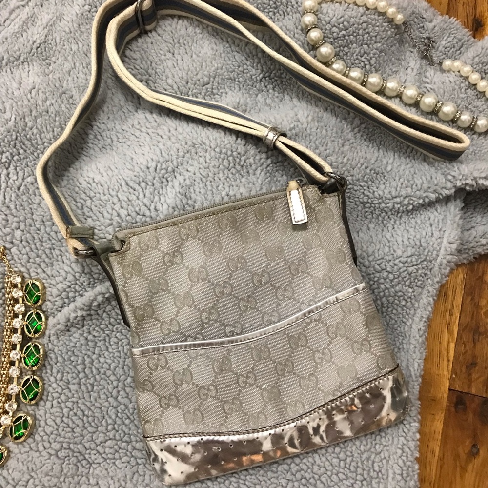 Authentic GUCCI crossbody. CHIC!